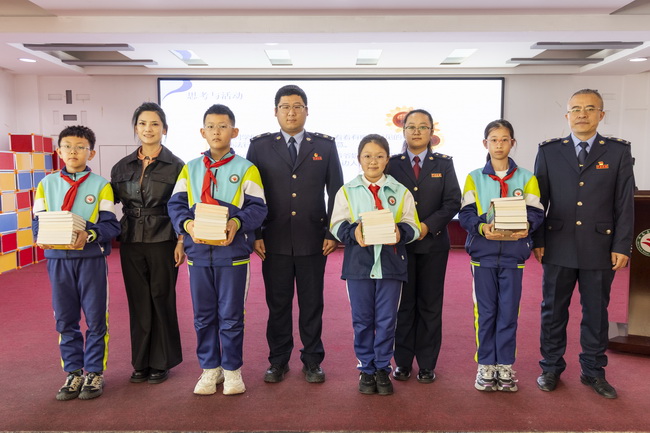 100辉南县局对少年税校捐书仪式.jpg