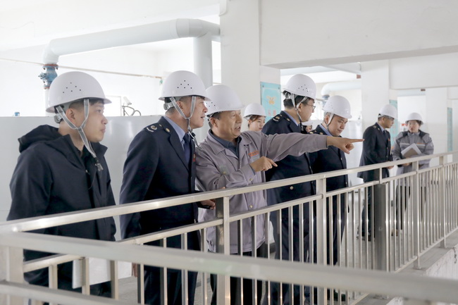100通化双龙化工股份有限公司相关负责人带领税务干部参观生产车间.jpg
