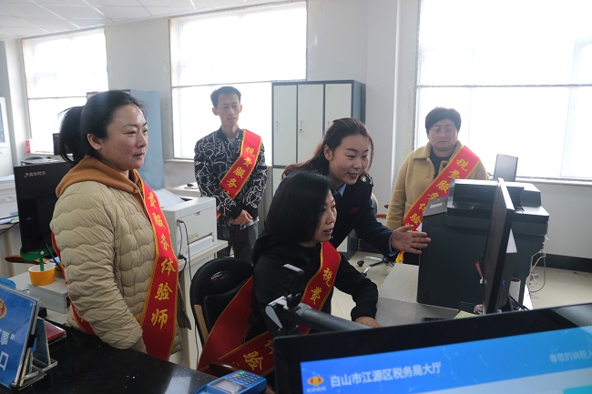 3-650四名“税费服务体验师”走进办税大厅,实地参观了自助办税区、填表申报区、窗口办理区等不同功能区,零距离“沉浸式”体验了电子发票申领、跨区域涉税事项报验等业务流程.jpg
